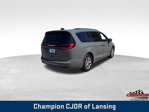 Used 2023 Chrysler Pacifica Limited FWD image 7