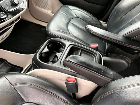 Used 2017 Chrysler Pacifica Touring-L w/ Tire & Wheel Group FWD image 14