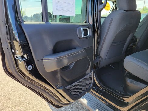 Used 2025 Jeep Wrangler Unlimited Sahara AWD/4WD image 16