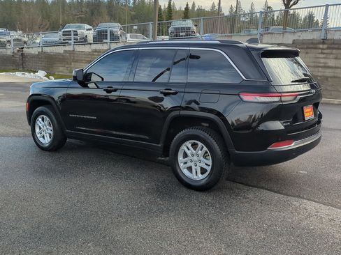 Used 2023 Jeep Grand Cherokee Laredo image 4