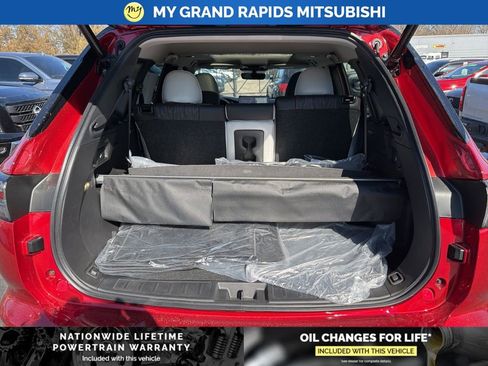 New 2025 Mitsubishi Outlander SE image 24