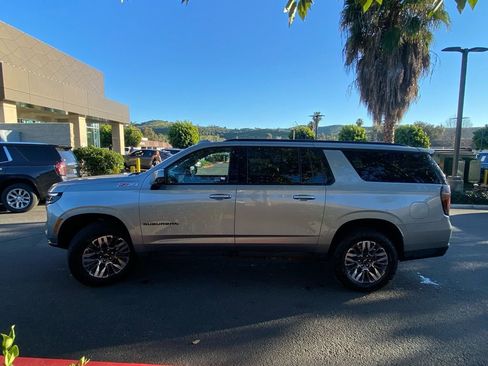 Used 2025 Chevrolet Suburban Z71 image 4