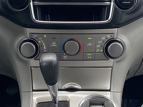 Used 2013 Toyota Highlander Plus FWD image 15