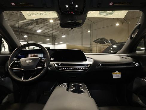 Certified 2025 Cadillac Lyriq Luxury AWD/4WD image 29