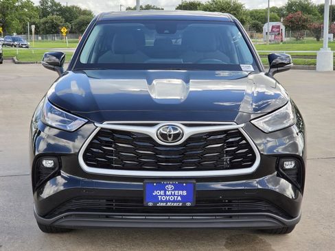Used 2025 Toyota Highlander LE FWD image 3