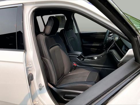 Used 2023 Jeep Grand Cherokee Laredo AWD/4WD image 9