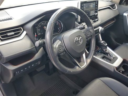 Used 2021 Toyota RAV4 Limited image 17