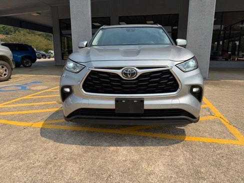 Used 2020 Toyota Highlander Limited FWD image 2