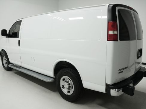 Used 2018 Chevrolet Express 2500 w/ Driver Convenience Package image 4
