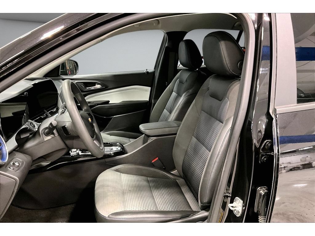 Used 2025 Chevrolet Trax LT FWD image 33