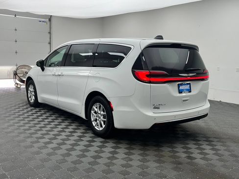 Used 2023 Chrysler Pacifica Touring FWD image 11
