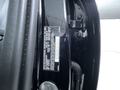 Used 2025 Volvo XC40 B5 Plus image 15