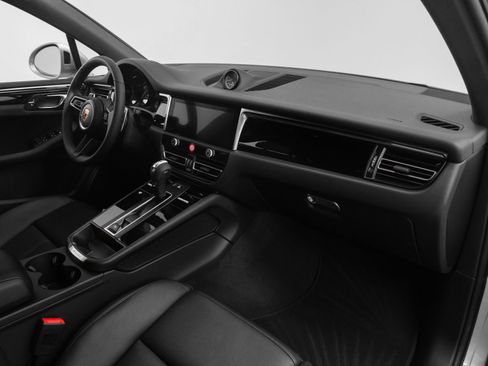 Used 2025 Porsche Macan image 18