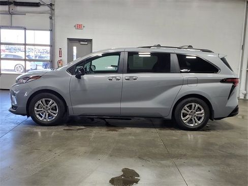 Used 2023 Toyota Sienna XSE image 7