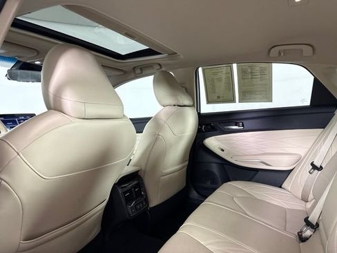 Used 2019 Toyota Avalon Limited FWD image 30