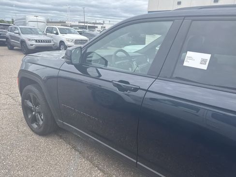 Used 2024 Jeep Grand Cherokee Limited w/ Luxury Tech Group II AWD/4WD image 15