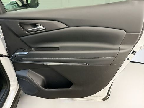 Used 2025 Chevrolet Traverse LT image 33