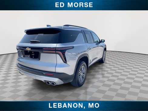 Used 2025 Chevrolet Traverse LT FWD image 8