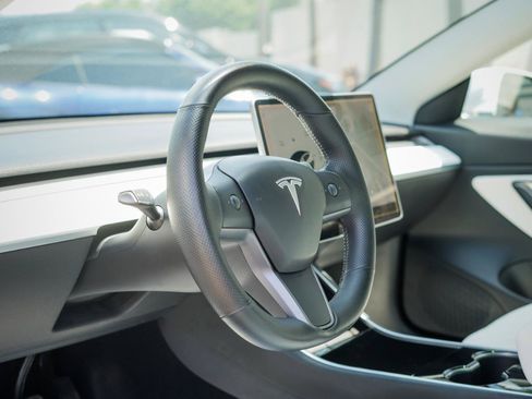 Used 2020 Tesla Model 3 Standard Range RWD image 9