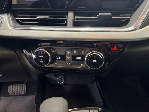 Used 2025 Chevrolet Trax LT w/ LT Convenience Package FWD image 3