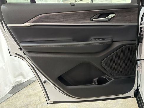 Used 2024 Jeep Grand Cherokee L Limited w/ Luxury Tech Group II image 22