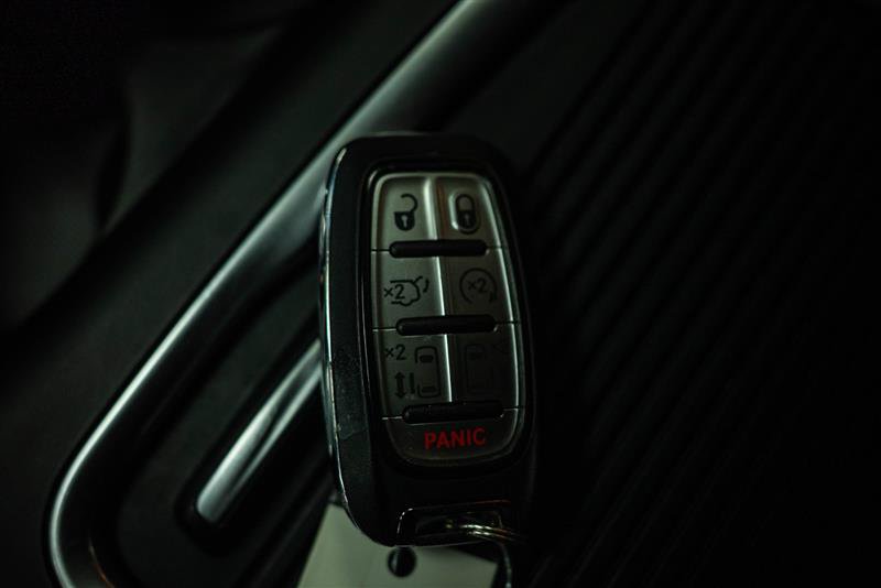 Used 2024 Chrysler Pacifica Limited FWD image 21