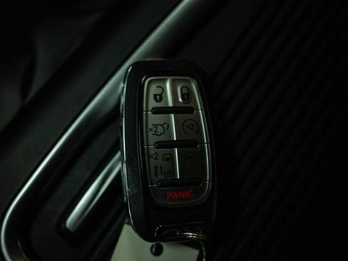Used 2024 Chrysler Pacifica Limited FWD image 21
