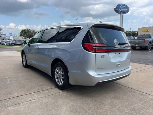 Used 2024 Chrysler Pacifica Touring-L FWD image 6