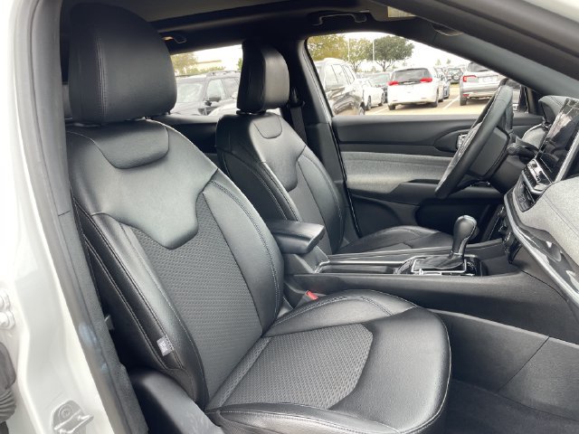 Used 2025 Jeep Compass Latitude w/ Sun & Sound Group AWD/4WD image 28
