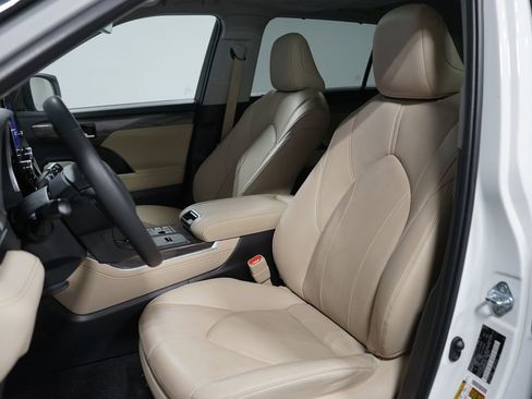 Used 2024 Toyota Highlander Limited image 29