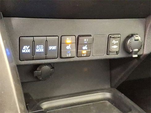 Used 2017 Toyota RAV4 Limited image 18