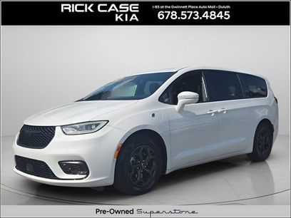 Used 2022 Chrysler Pacifica Limited w/ Uconnect Theater Family Group