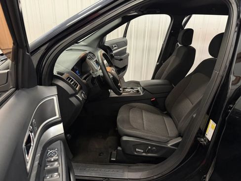 Used 2017 Ford Explorer XLT AWD/4WD image 34