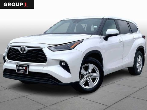 Used 2024 Toyota Highlander LE AWD/4WD image 1