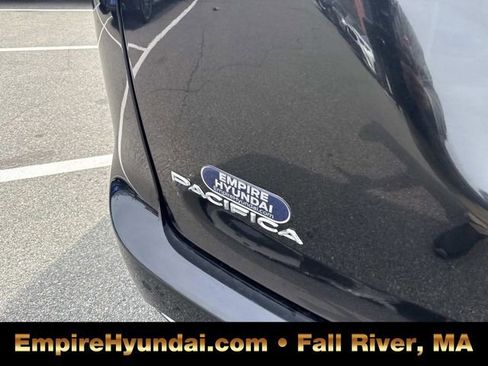 Used 2023 Chrysler Pacifica Limited FWD image 5