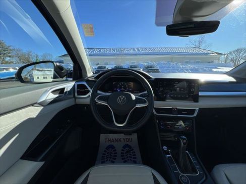 Used 2025 Volkswagen Taos SE image 14