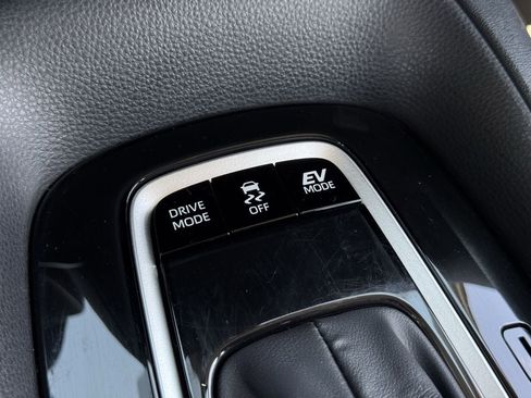 Used 2025 Toyota Corolla LE FWD image 18