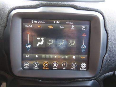 Used 2018 Jeep Renegade Latitude w/ UConnect 8.4 Nav Group FWD image 44