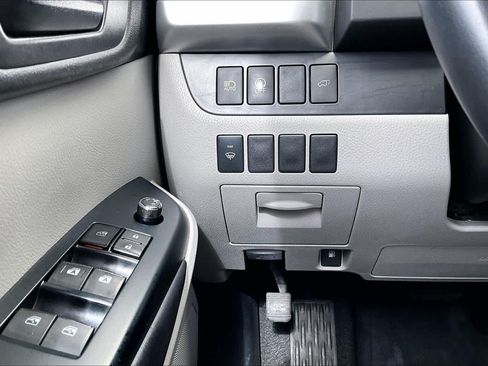 Used 2018 Toyota Highlander Plus FWD image 31