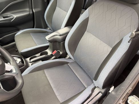 Used 2025 Nissan Versa SV FWD image 36