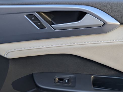 Used 2025 Volkswagen Taos SE image 18