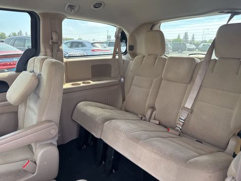 Used 2016 Dodge Grand Caravan SXT image 18