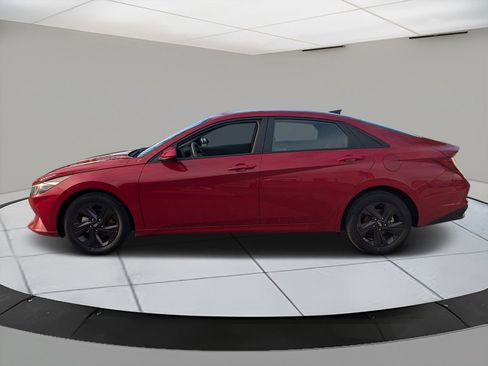 Used 2023 Hyundai Elantra SEL w/ Preferred Accessory Package image 2