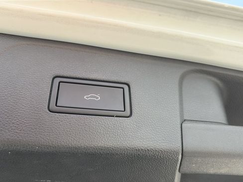 Used 2025 Volkswagen Atlas SE FWD image 33
