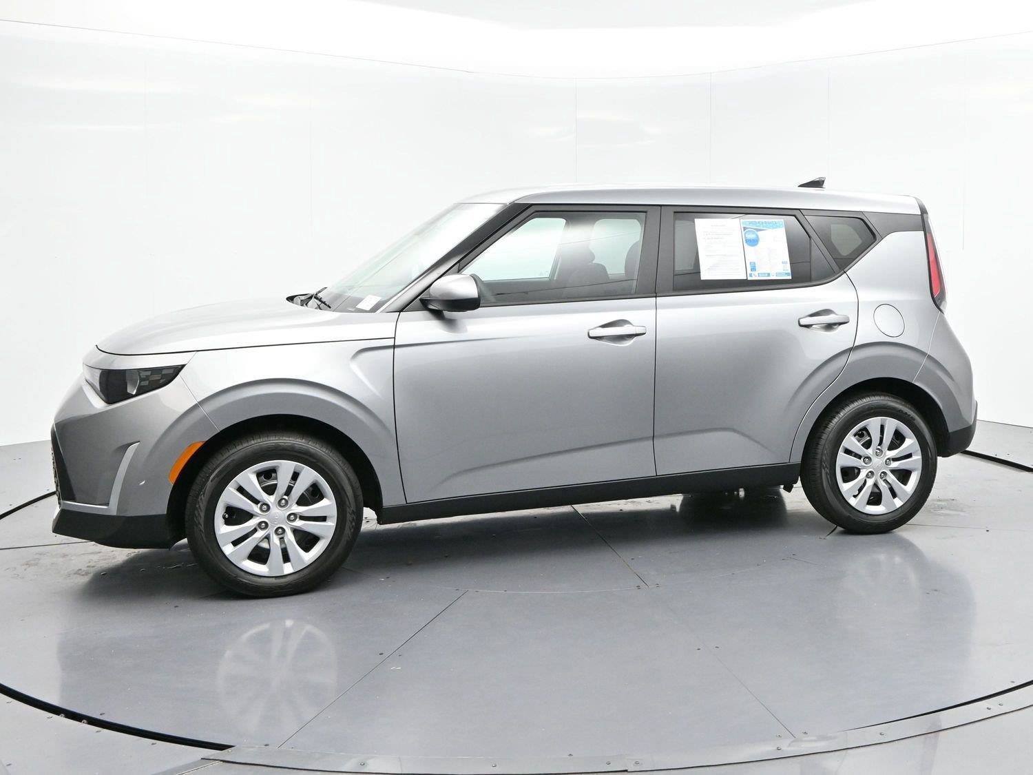 Used 2025 Kia Soul LX FWD image 4