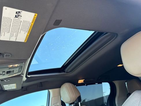 Used 2022 Toyota Sienna Limited image 29