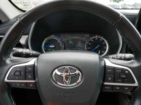 Used 2022 Toyota Highlander XLE AWD/4WD image 25