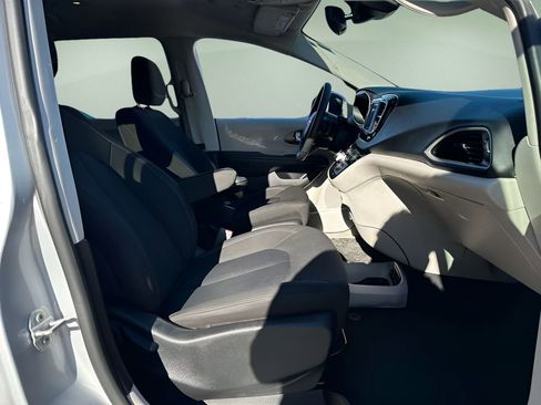 Used 2023 Chrysler Voyager LX image 14