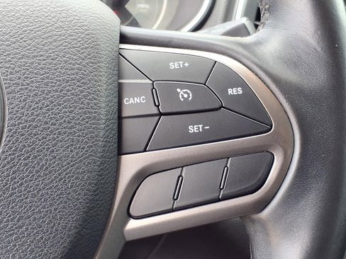 Used 2019 Jeep Cherokee Latitude Plus FWD image 18