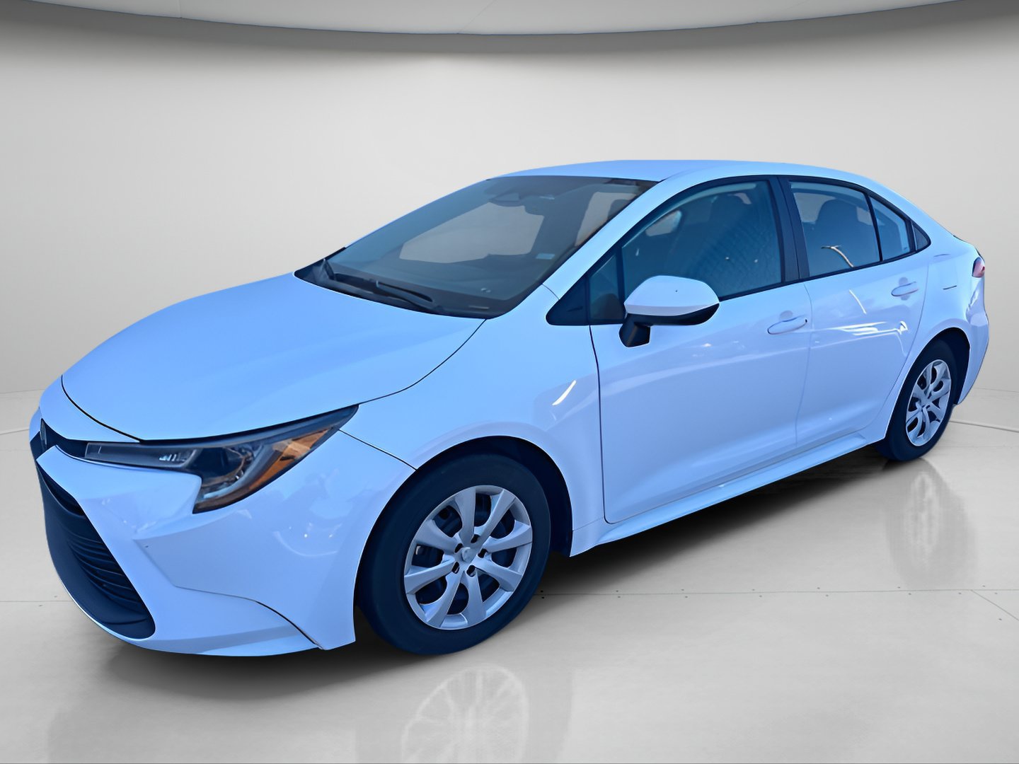 Used 2024 Toyota Corolla LE FWD image 2